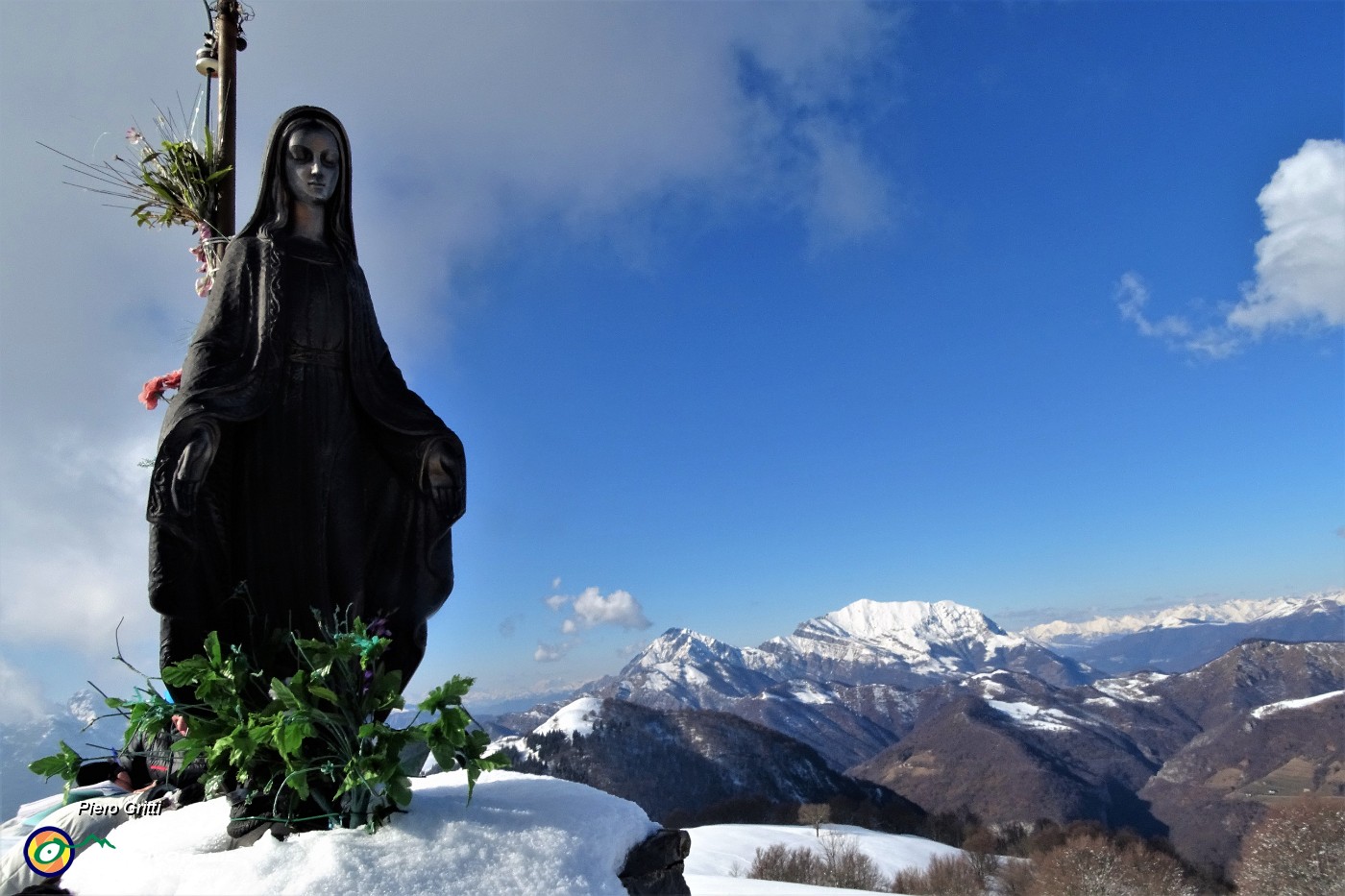 57 Alla Madonnina dei Canti (1563 m).JPG